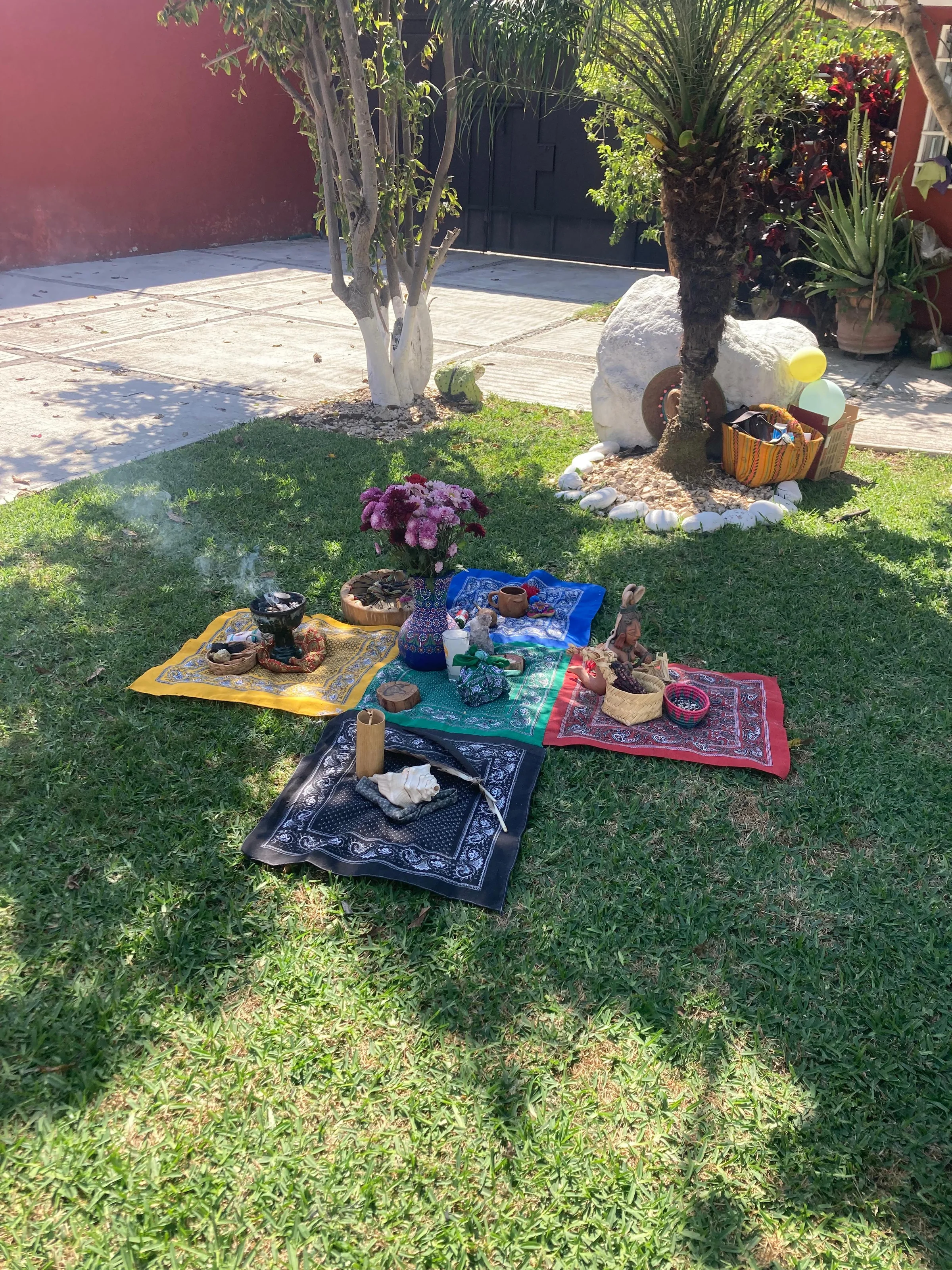 Altar und Textilien in einem Garten