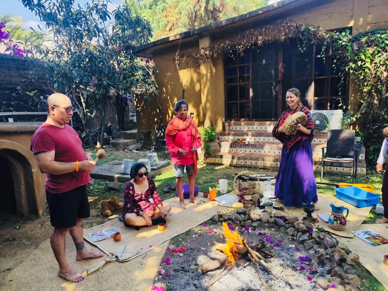 Ritualkreis um Feuer und Blumen