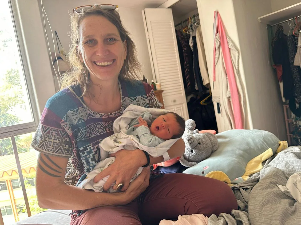 Leila hält ein neugeborenes Baby