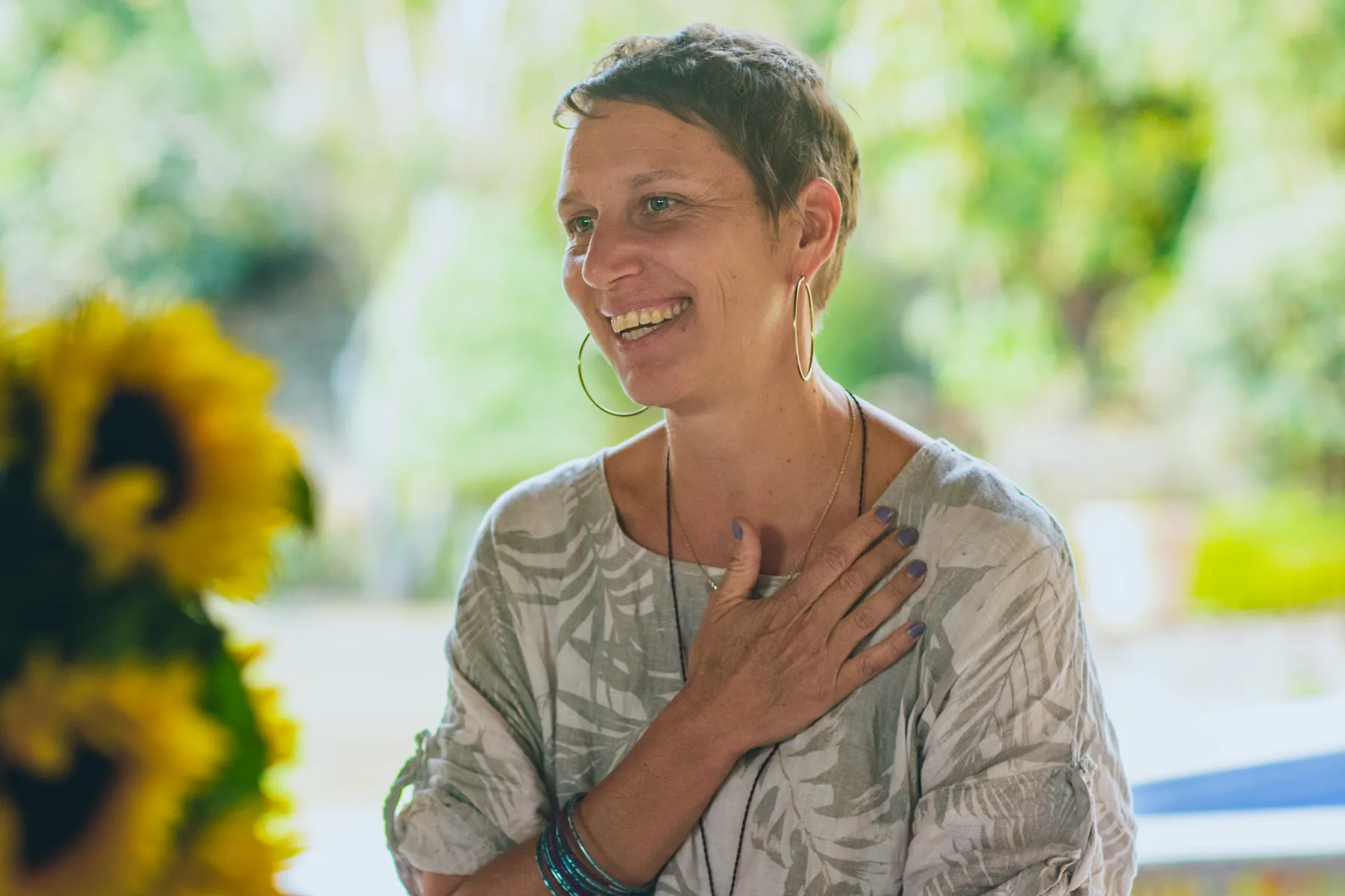Retrato de Stefanie Leila con sahumerio entre vegetación