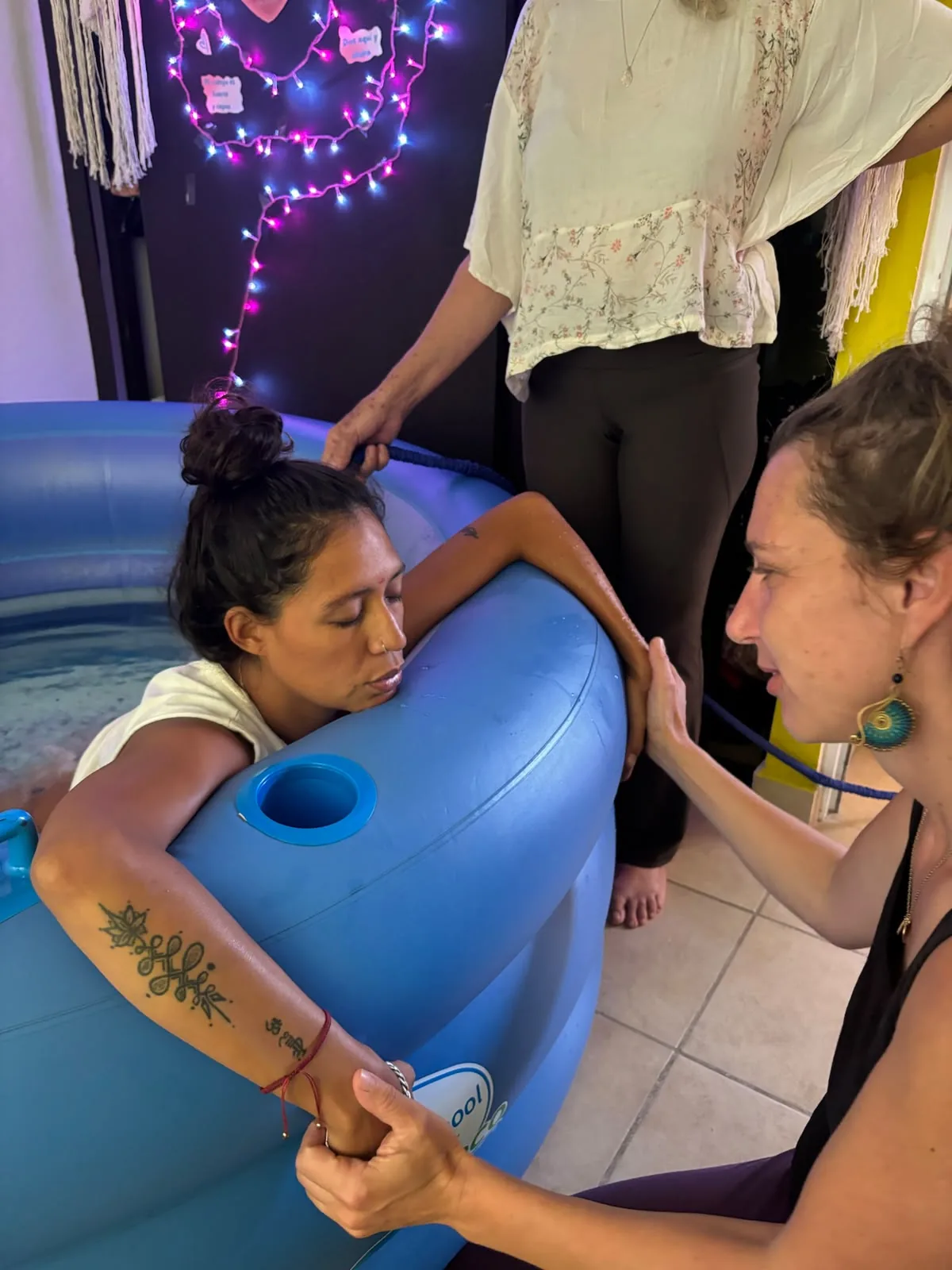 Nahe Begleitung während der Wehen im Wasser